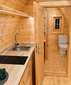 Apšiltintas kempingo namelis su šoniniu įėjimu – 2,4 × 6,6 m