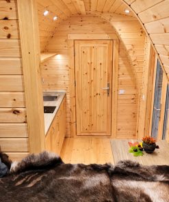 Apšiltintas kempingo namelis su šoniniu įėjimu – 2,4 × 6,6 m